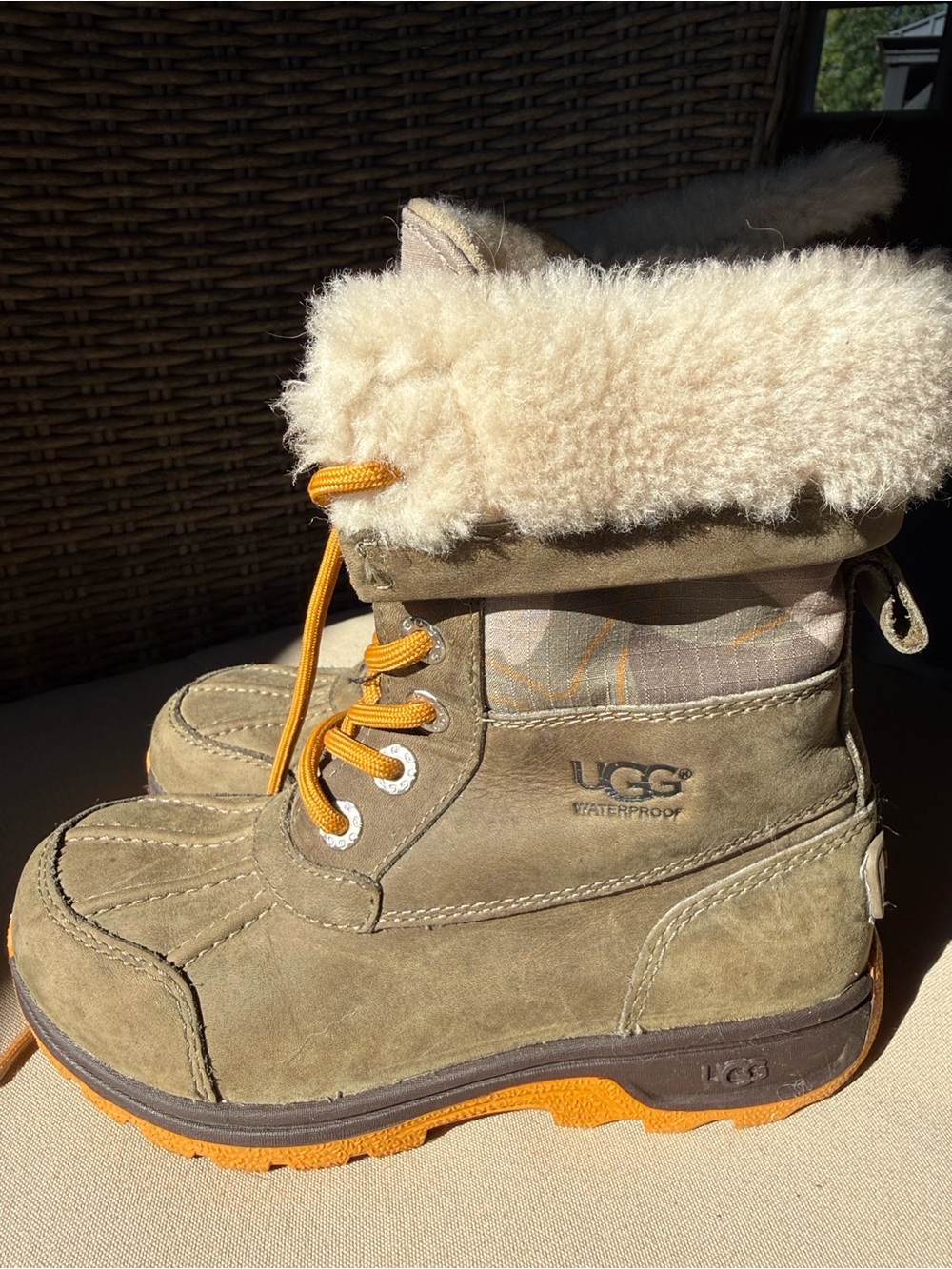 UGG Butte II camo Kids Waterproof Winter Boots in Tan with Shearling